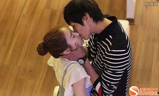 男生吻女生下面 视频,揭秘网络传播的敏感视频内容